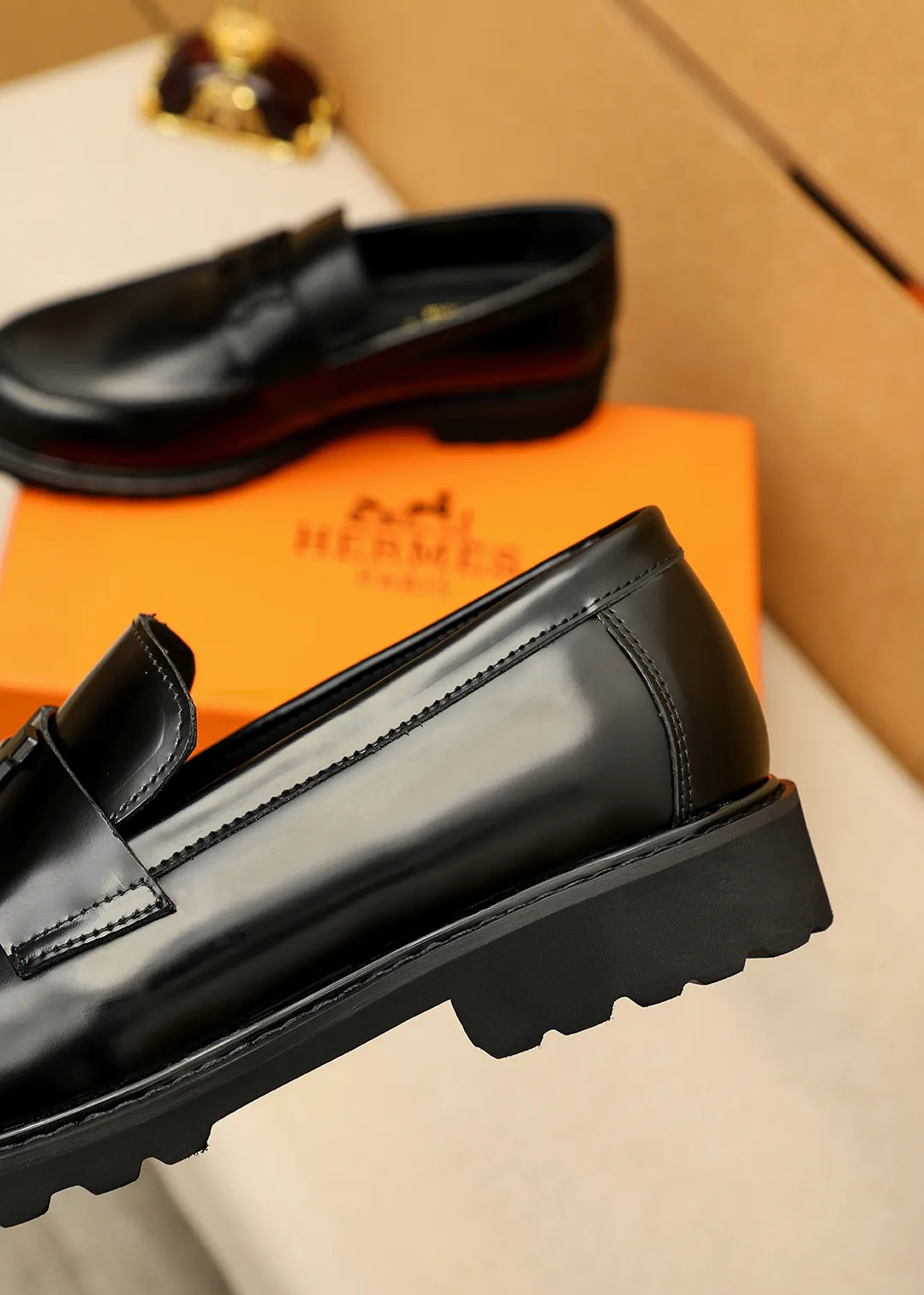 Men's shoes 💰460 💐 Product trademark: HERMES "Hermès" casual leather shoes Regular size: 38-44 (45.46🉑️customized) Product materials: Selected imported first-layer open-edge beaded cowhide leather upper + luxury hardware buckle, imported water-dyed 🐂 cowhide lining. Strong three-dimensional visual effect, original outsole Color: 4⃣️colors available